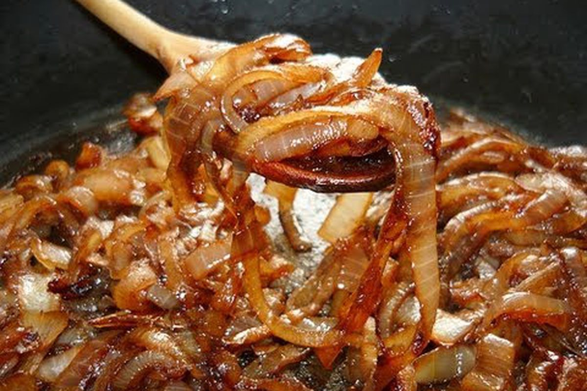 Щоб зробити м'ясо або котлети набагато смачніше — просто карамелізуйте цибулю. Як приготувати карамелізовану цибулю без цукру і бальзаміка.