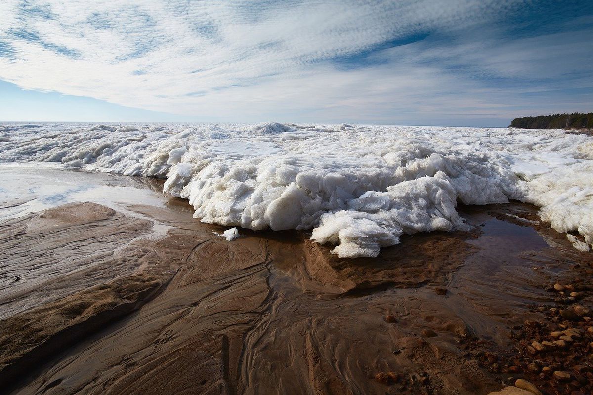 В останні дні з Арктики надходять повідомлення про стрімке збільшення площі морського льоду. Більшість кліматологів кажуть, що нинішнє явище тимчасове.
