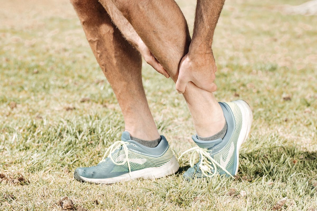 Вчені розповіли, що ознаками підвищення холестерину можуть бути судоми та біль у ногах. Певний дискомфорт у ногах може бути ознакою підвищеного холестерину в організмі.