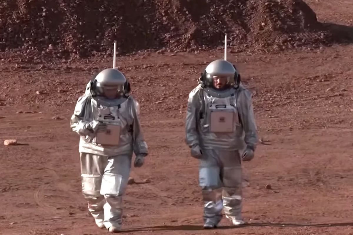 В ізраїльській пустелі створили симулятор марсіанської бази. Там живе шість астронавтів.