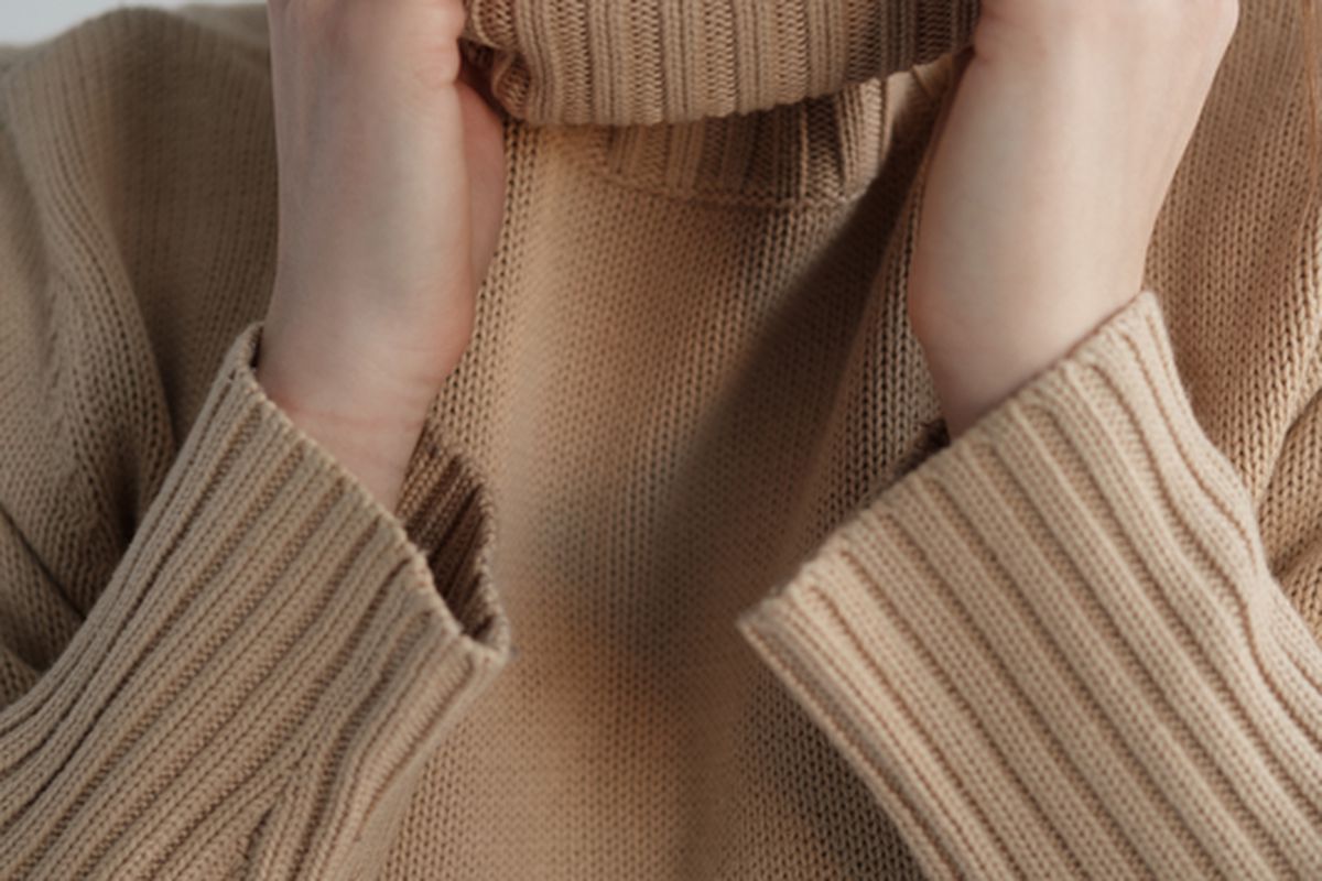 Як зробити колючий вовняний светр м'яким. Допоможуть 4 несподіваних способи.