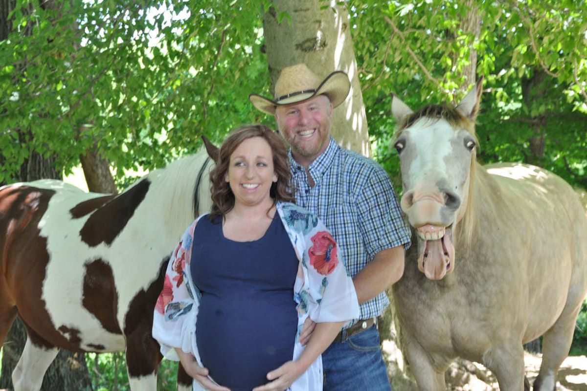 Пара хотіла милу вагітну фотосесію з кіньми, а вийшла комедія — від побаченого ви будете довго сміятися. Один кінь вирішив, що він — модель.