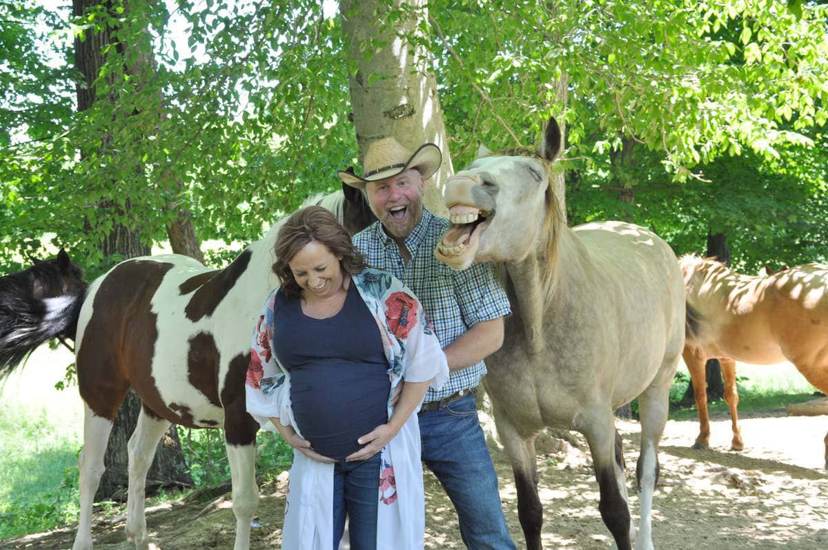 Пара хотіла милу вагітну фотосесію з кіньми, а вийшла комедія — від побаченого ви будете довго сміятися. Один кінь вирішив, що він — модель.