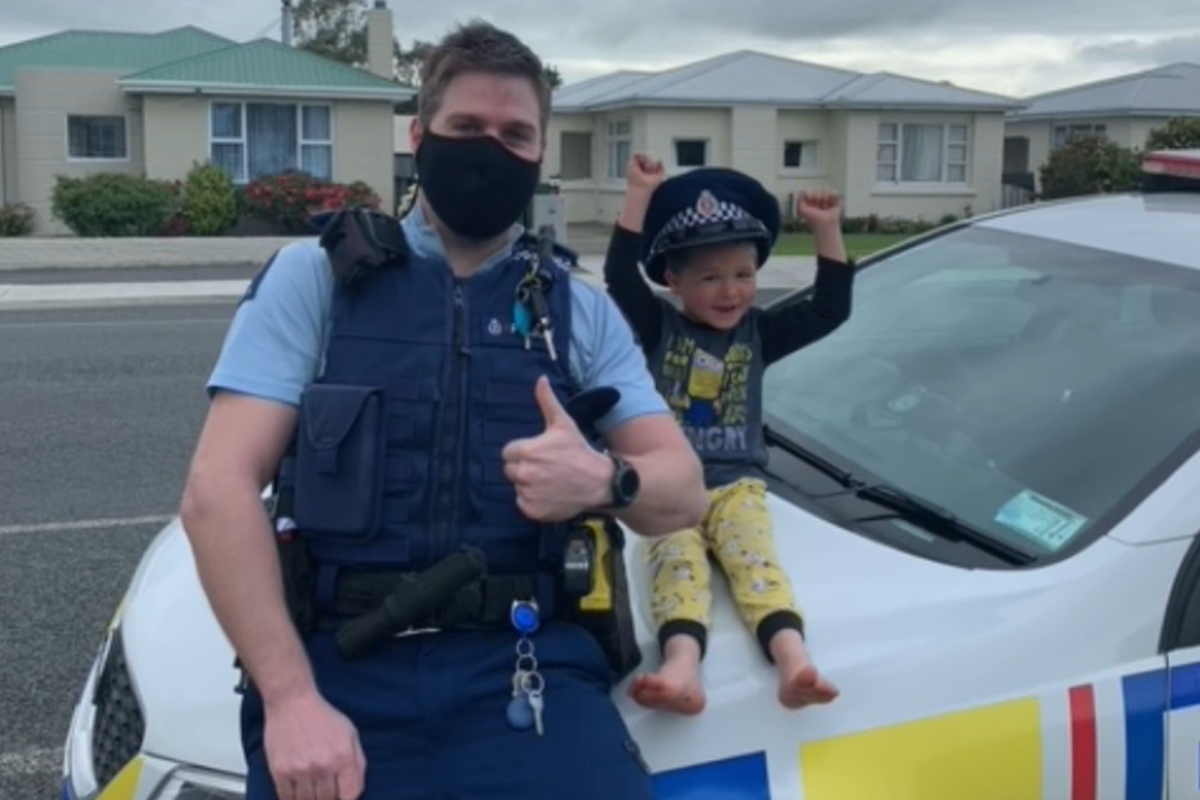 У Новій Зеландії 4-річний хлопчик викликав поліцію, щоб показати свої іграшки. Поліцейський визнав, що іграшки круті, і включив для дитини мигалку.