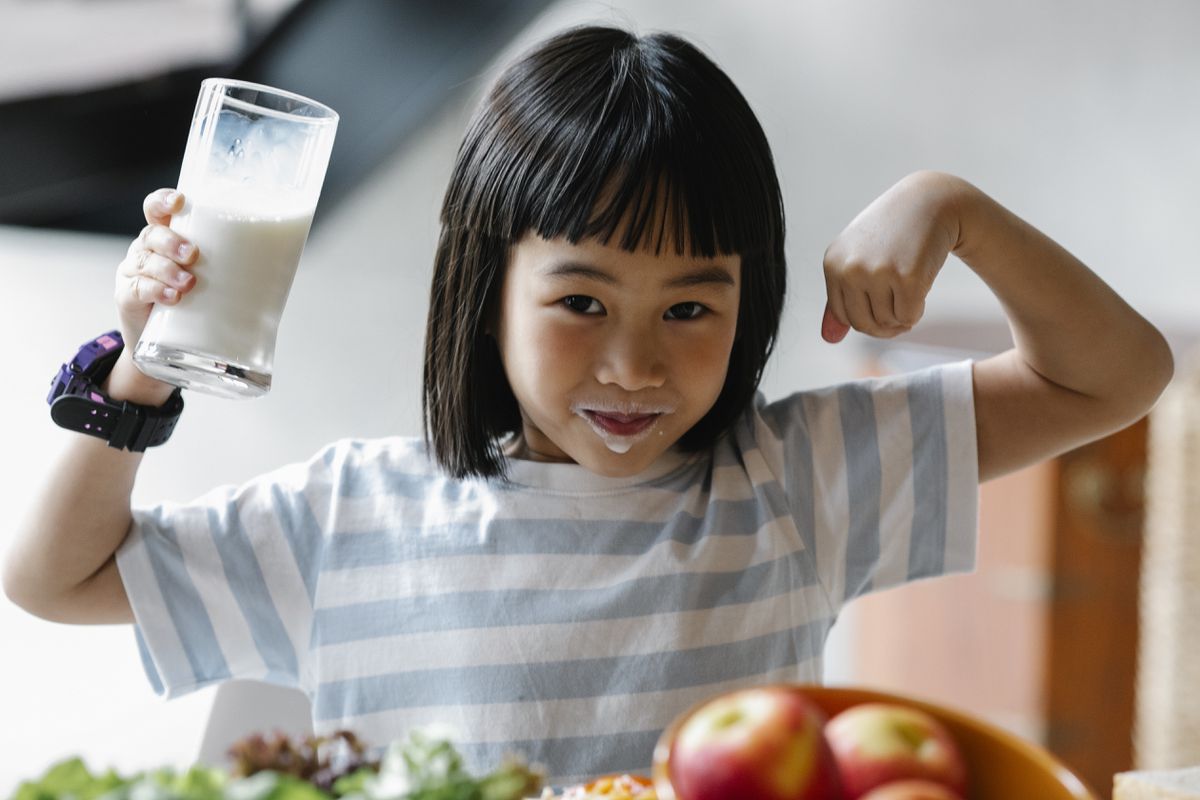 Вчені виявили, який вид молока є більш корисним для дітей. Незбиране молоко настільки ж корисне для дітлахів, як і з меншим відсотком жирності.