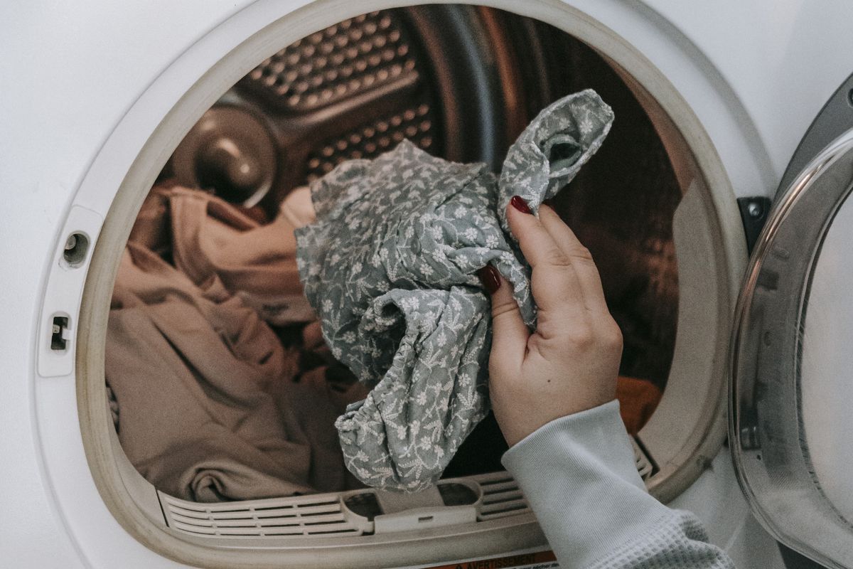 Помилки при пранні в машинці, які здатні зіпсувати одяг. "Вбити" речі можна всього за одне прання.