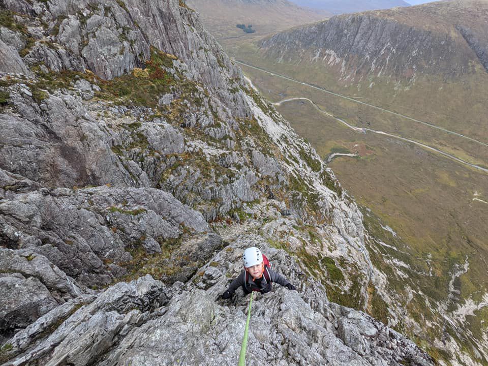 7-річний хлопчик разом з батьком підкорив скелю висотою понад 1000 м. Цей маршрут вважається одним з найскладніших в Шотландії.