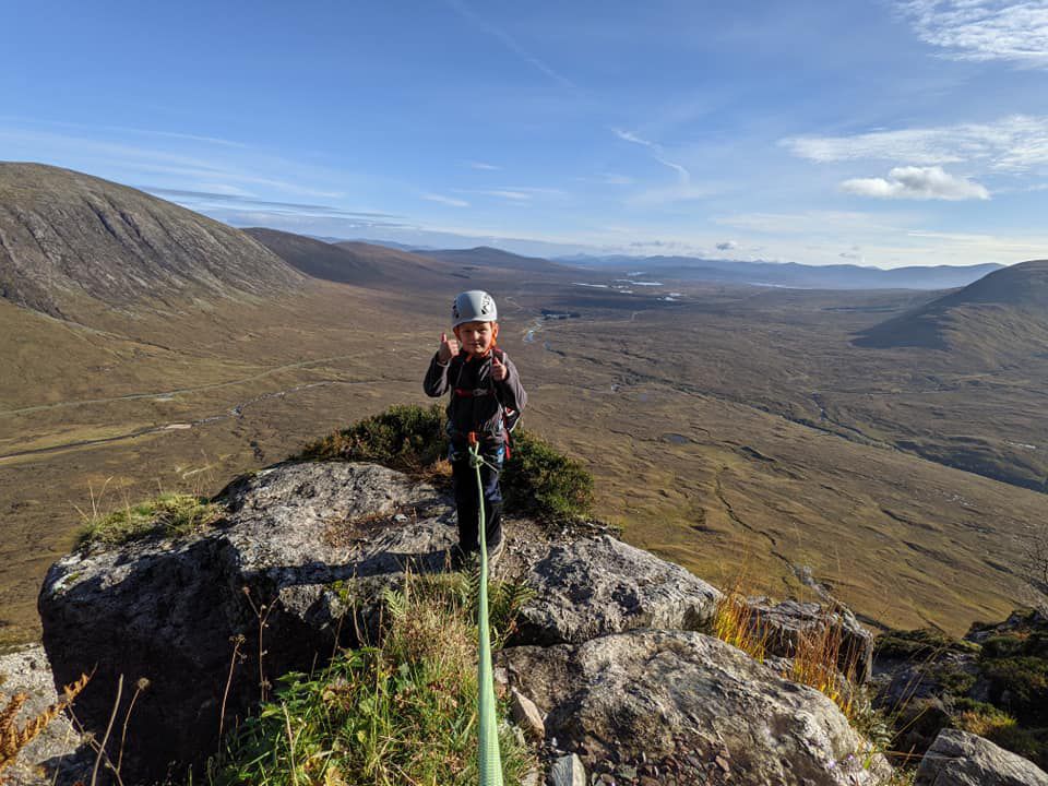 7-річний хлопчик разом з батьком підкорив скелю висотою понад 1000 м. Цей маршрут вважається одним з найскладніших в Шотландії.