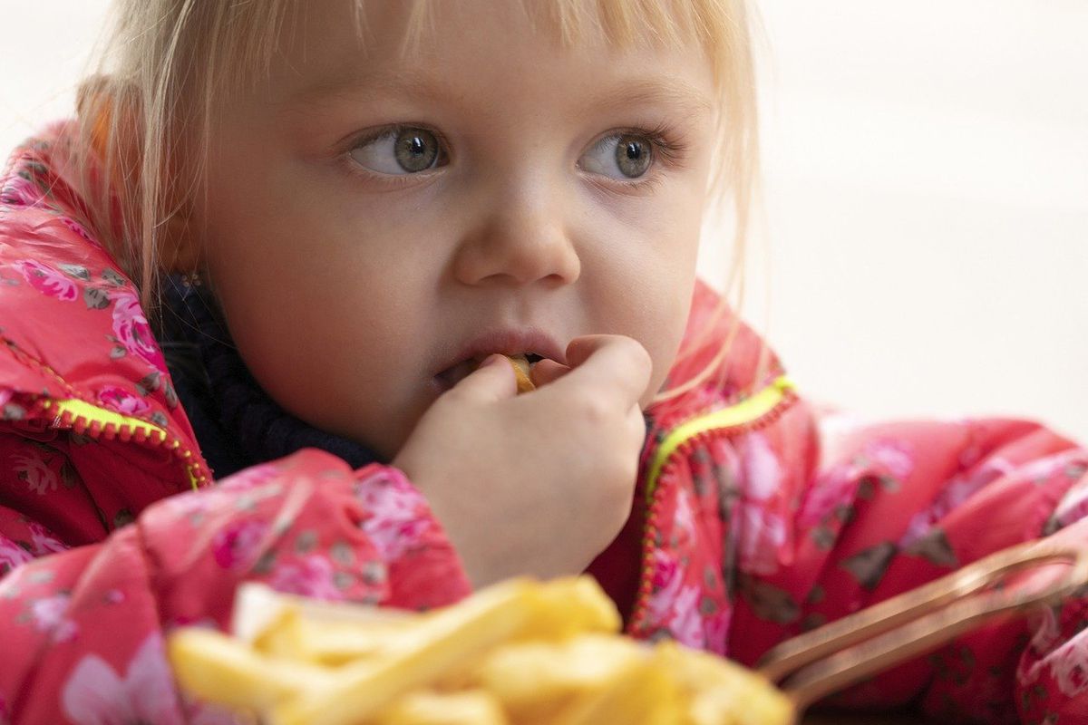 Чому на думку езотериків не можна доїдати їжу за дитиною. У чому суть забобону.