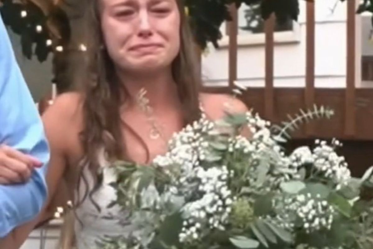 Наречена розплакалася на власному весіллі, але нещасною себе не відчуває. Це все емоції.