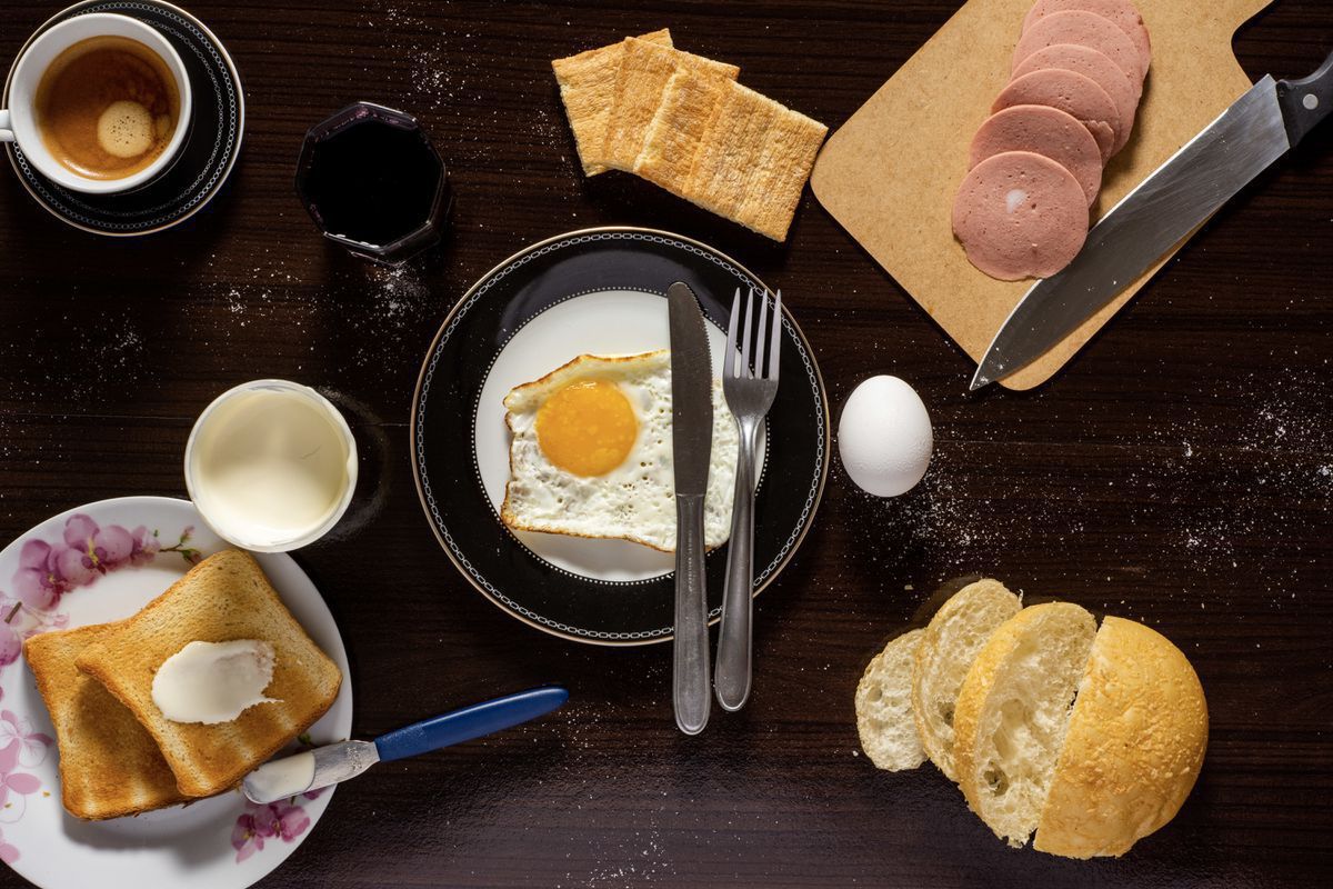 Чому дієтологи вважають корисним вживання на сніданок яєць та вершкового масла. Яйця та вершкове масло найкраще вживати на сніданок.