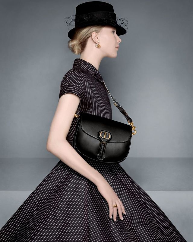 Всі жінки мріють про сумку Dior Bobby і ось чому. Цьому аксесуару знадобився лише рік, щоб стати легендою.