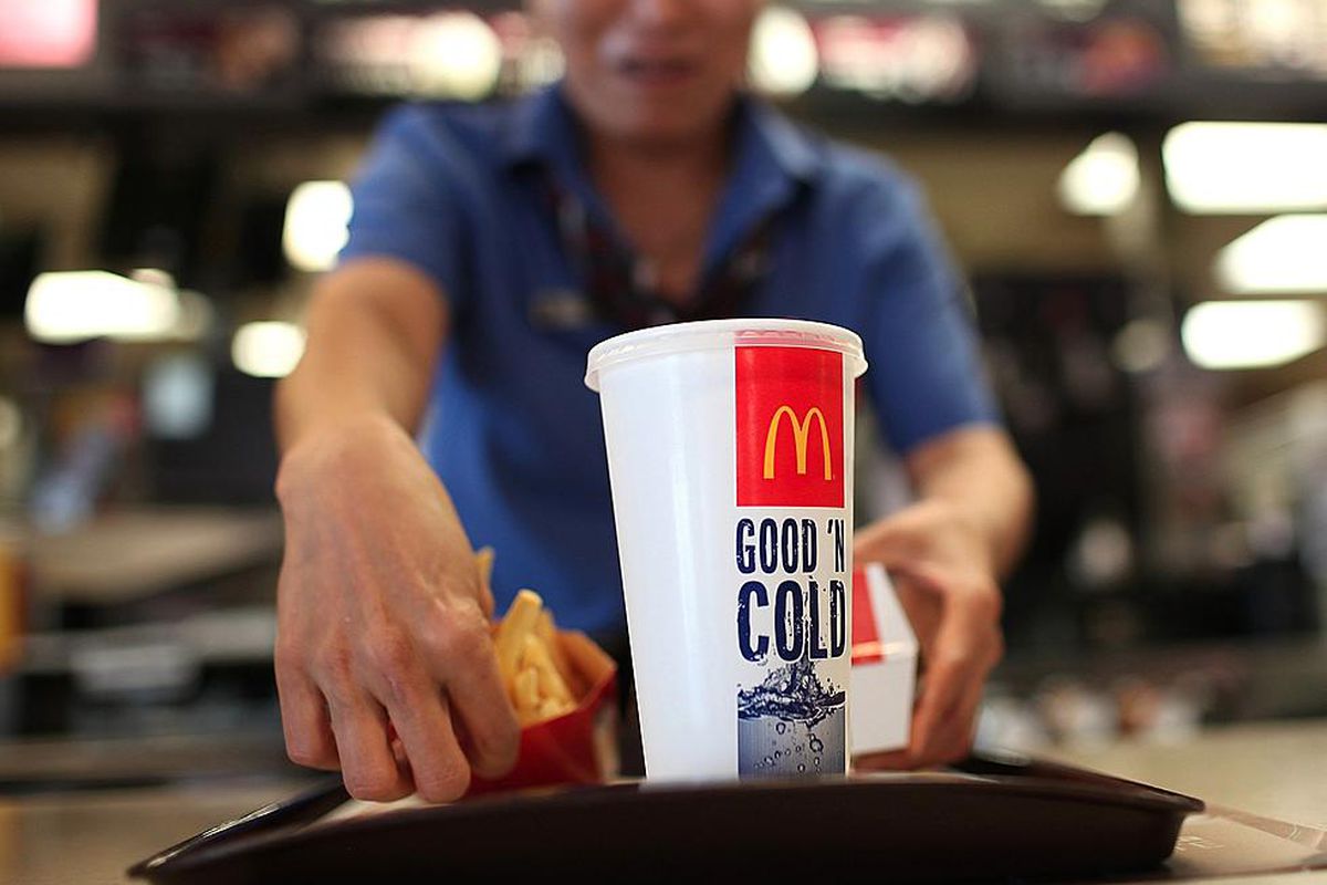 Чоловік показав шанувальникам McDonald's геніальний лайфхак і тепер переносити напої стане набагато простіше. Скільки вам було років, коли ви дізналися про це?