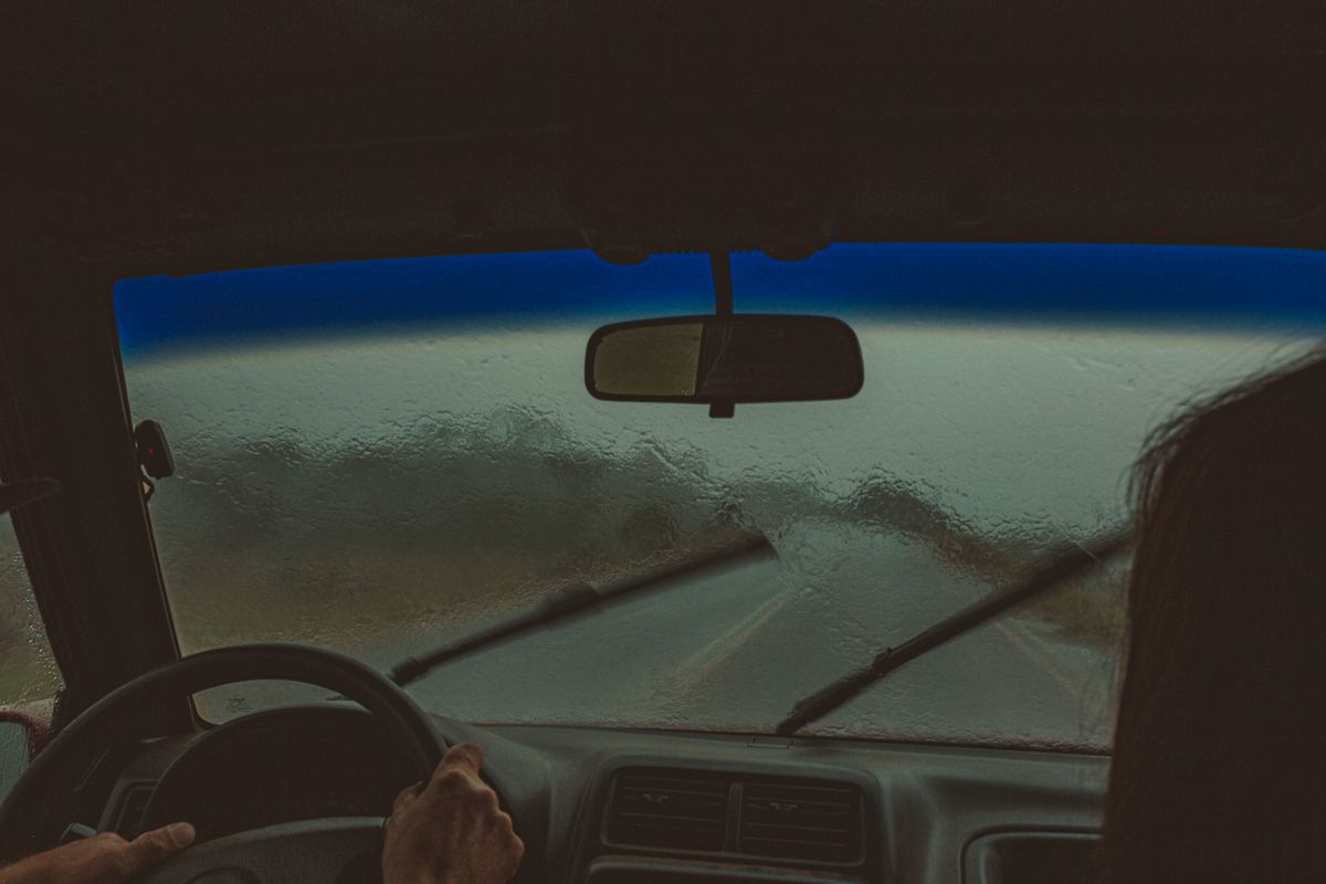 Їзда по мокрій дорозі: основні правила та поради водіям. Осіння дорога може бути дуже оманлива.