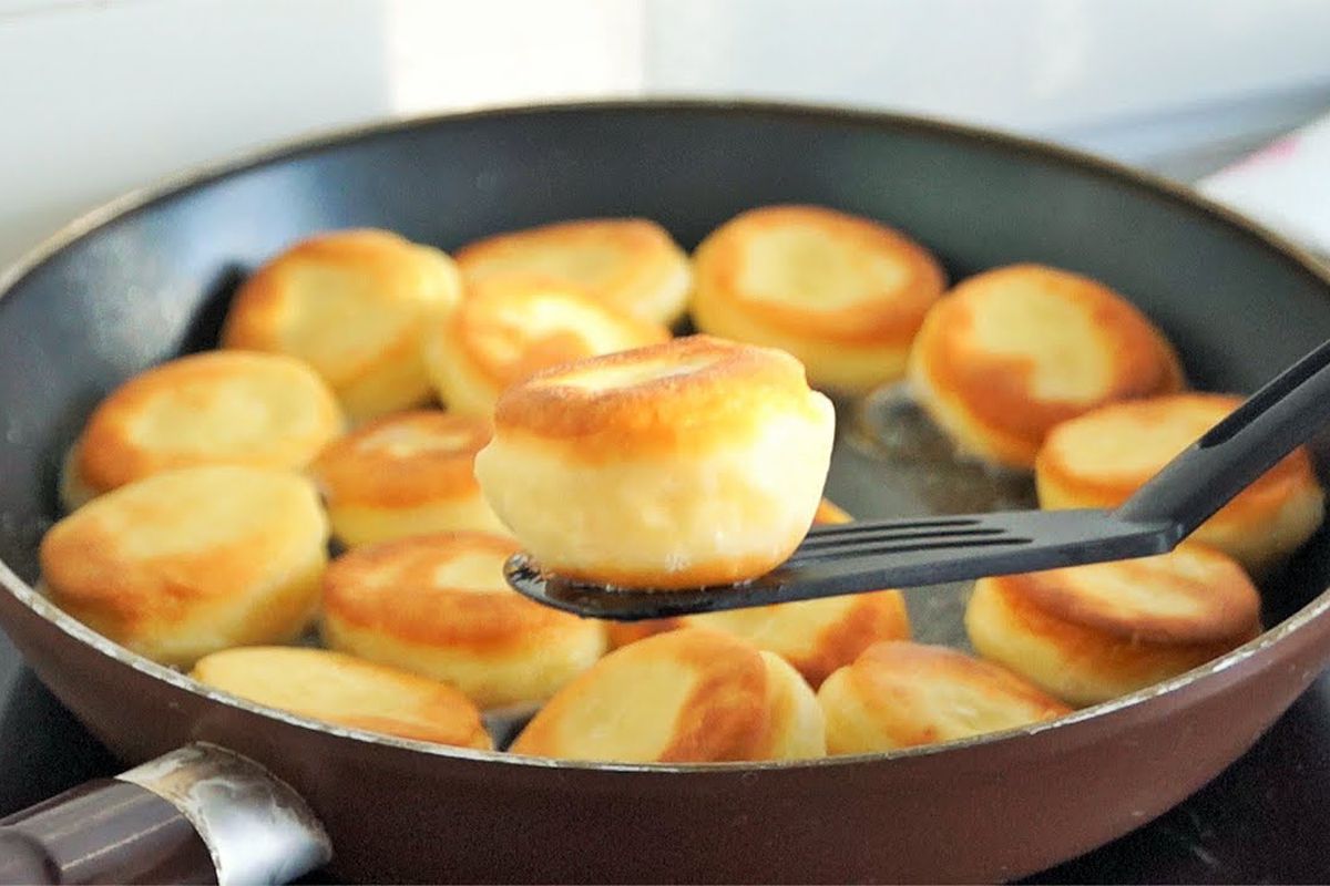Пампушки на сметані, як пончики — готуються швидко, як і з'їдаються. Приготуйте їх на сніданок — це дуже просто і швидко.
