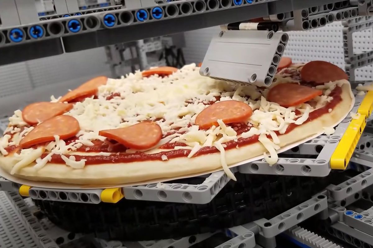 Батько і син створили з деталей LEGO Technic міні-фабрику з виробництва піци. Винахід талановитого дуету повністю самостійно збирає піцу.
