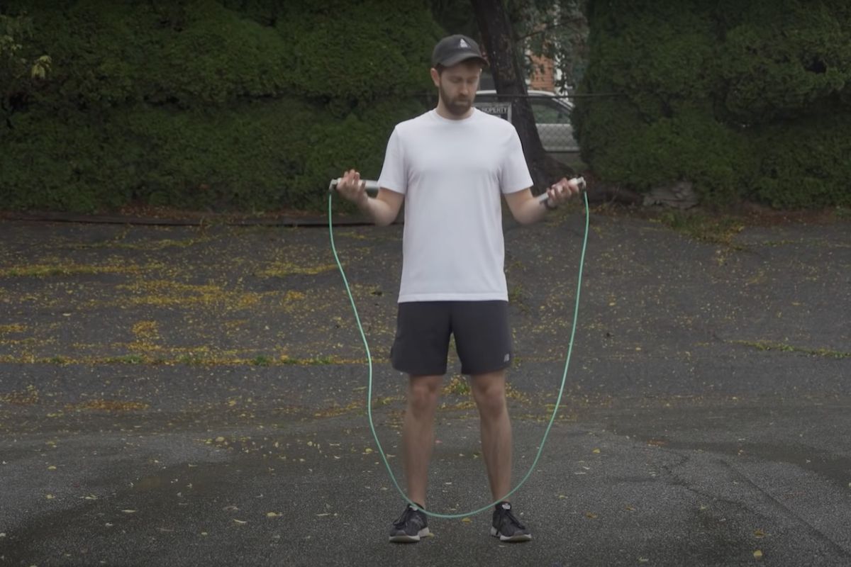 Блогер на відео показав, що буде, якщо стрибати зі скакалкою по 30 хвилин цілий місяць. Тільки подивіться як змінилося його тіло.