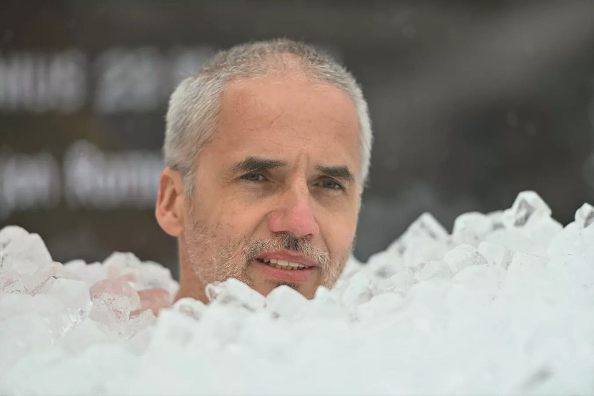 Заради рекорду: "Айсмен" з Польщі провів три години у прозорому басейні з льодом. Чоловік вже побив кілька рекордів із Книги Гіннесса.