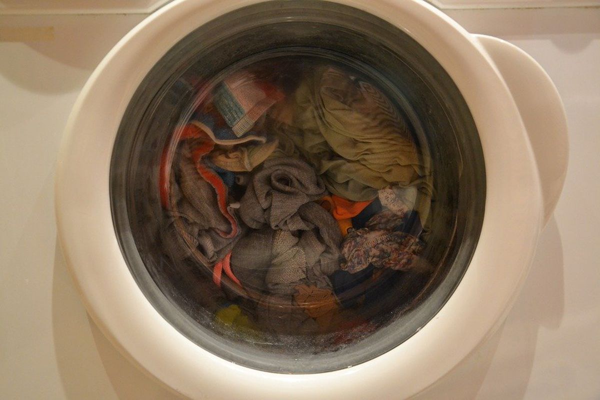 Наскільки в пральній машині можна залишити випрану білизну. Забули про мокрі речі в барабані – що робити.