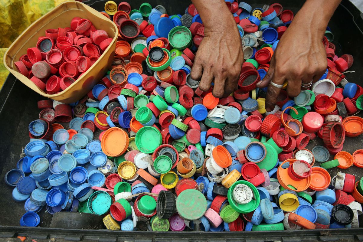 У бразильській фавелі виготовляють скейтборди з кришок від пластикових пляшок. В обмін на пластикове сміття почали видавати їжу.