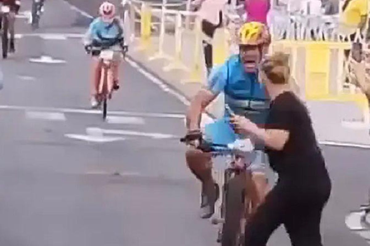 На велогонці в Іспанії спортсмен на фініші влетів у глядачку. Моторошне відео.