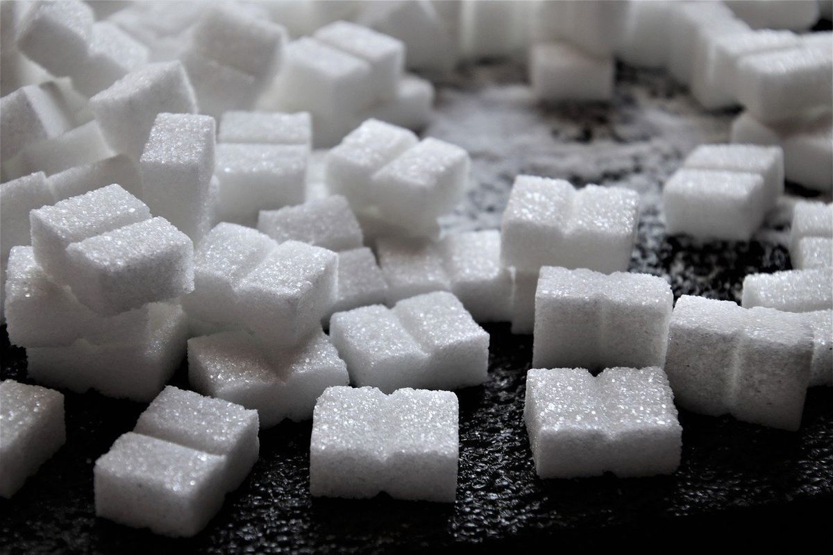 Яку енергетичну шкоду організму чинить цукор. Чим шкідливий білий солодкий порошок.