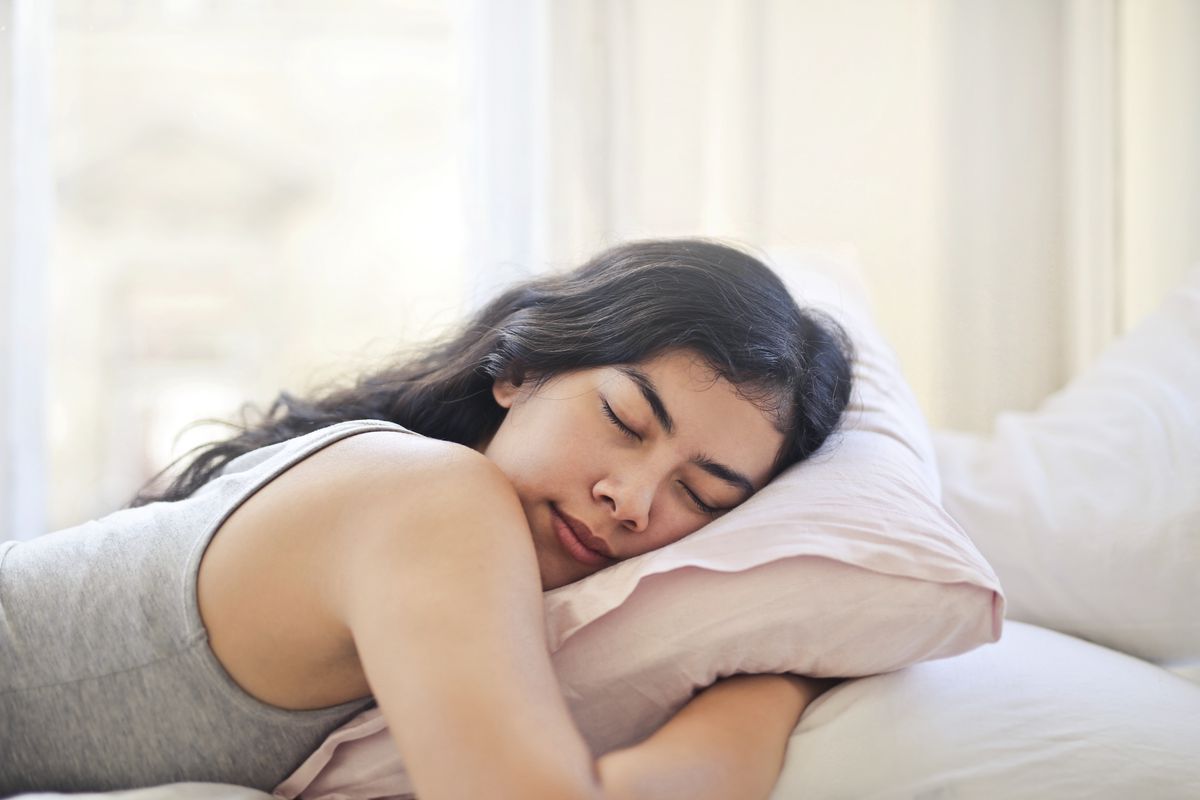 Вчені довели, що виправити ходу можна за допомогою сну. 6-годинний сон сприяє покращенню ходи у людей.