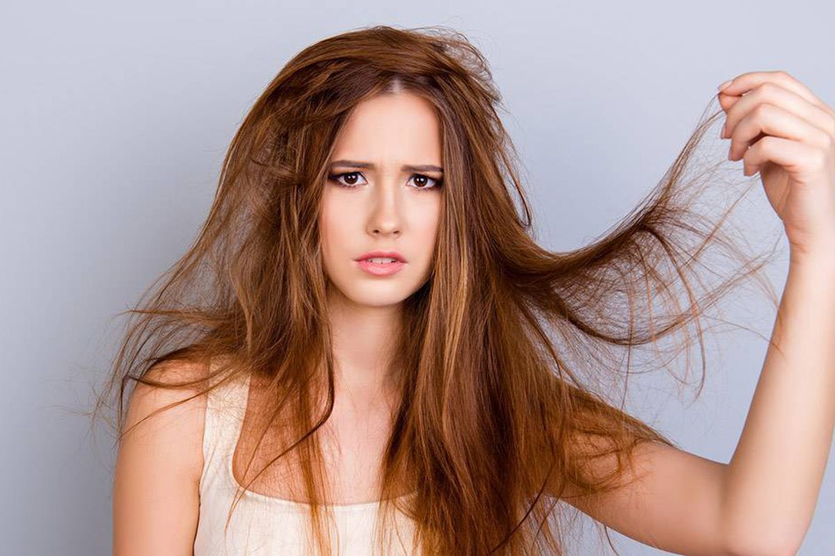 Через ці 7 причин ваше волосся може стати занадто сухим. Деякі дії призводять до появи сухості волосся.