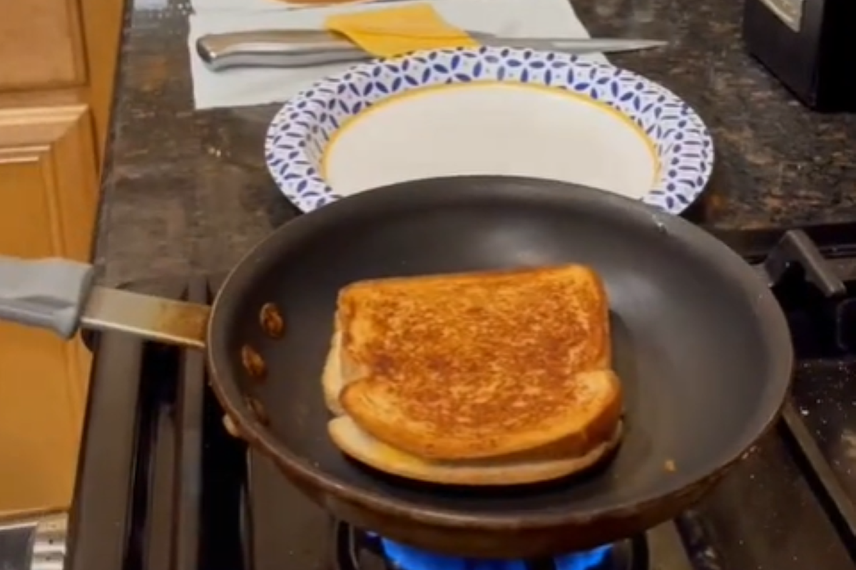Блогерка показала простий трюк з перевертання бутербродів на сковороді. А ви так робите?