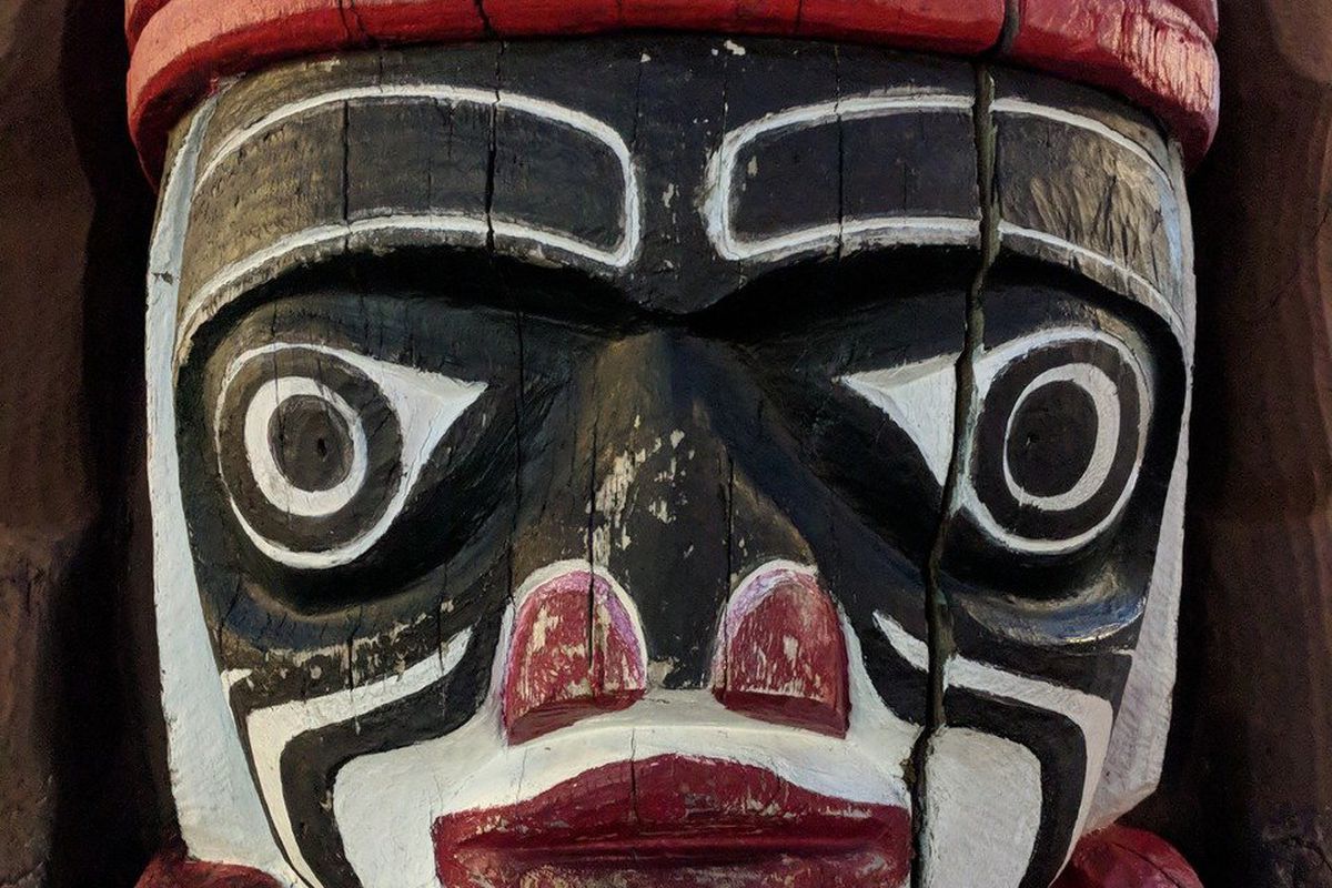 Червона фарба на 1000-річній індіанській масці містить кров людини та білки пташиних яєць. Вчені розгадали таємницю стародавньої маски з Перу.