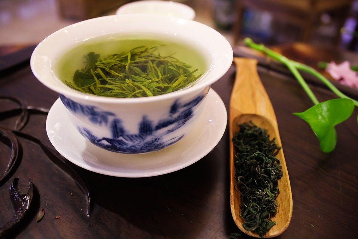 Вчені виявили нові корисні властивості зеленого чаю. Напій покращує здатність організму захищатися, подібно вакцині.