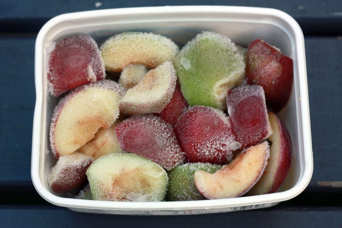 Як заморозити яблука, щоб зберегти вітаміни до весни. Заморожувати яблука можна різними способами.