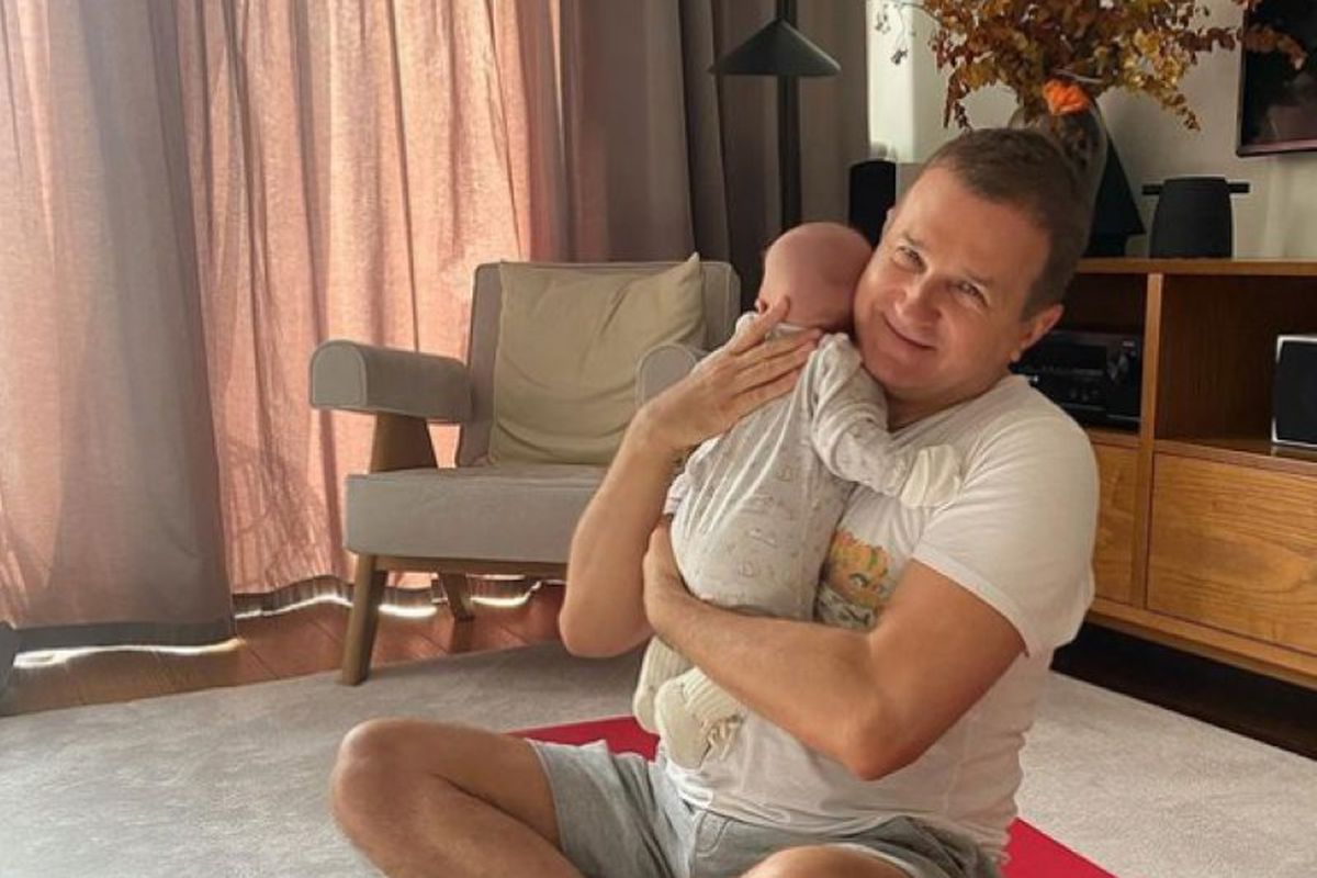 Юрій Горбунов показав милий знімок, де старший син годує з пляшечки двомісячного брата Данила. Тато аж очі закрив від радості.