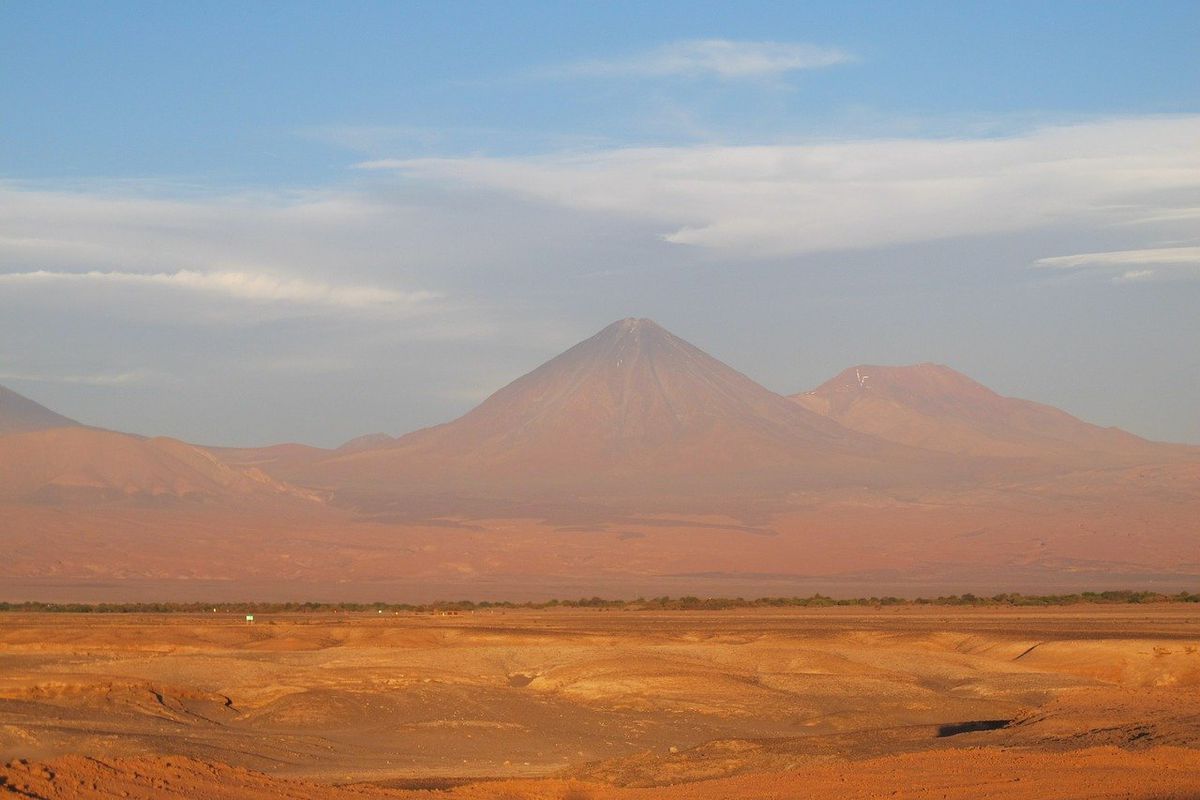Розкрито таємницю позаземного скла віком 12000 років, знайденого в пустелі Атакама. Можливо, воно якимось чином пов'язане з вимиранням мегафауни у Південній Америці у четвертинному періоді.