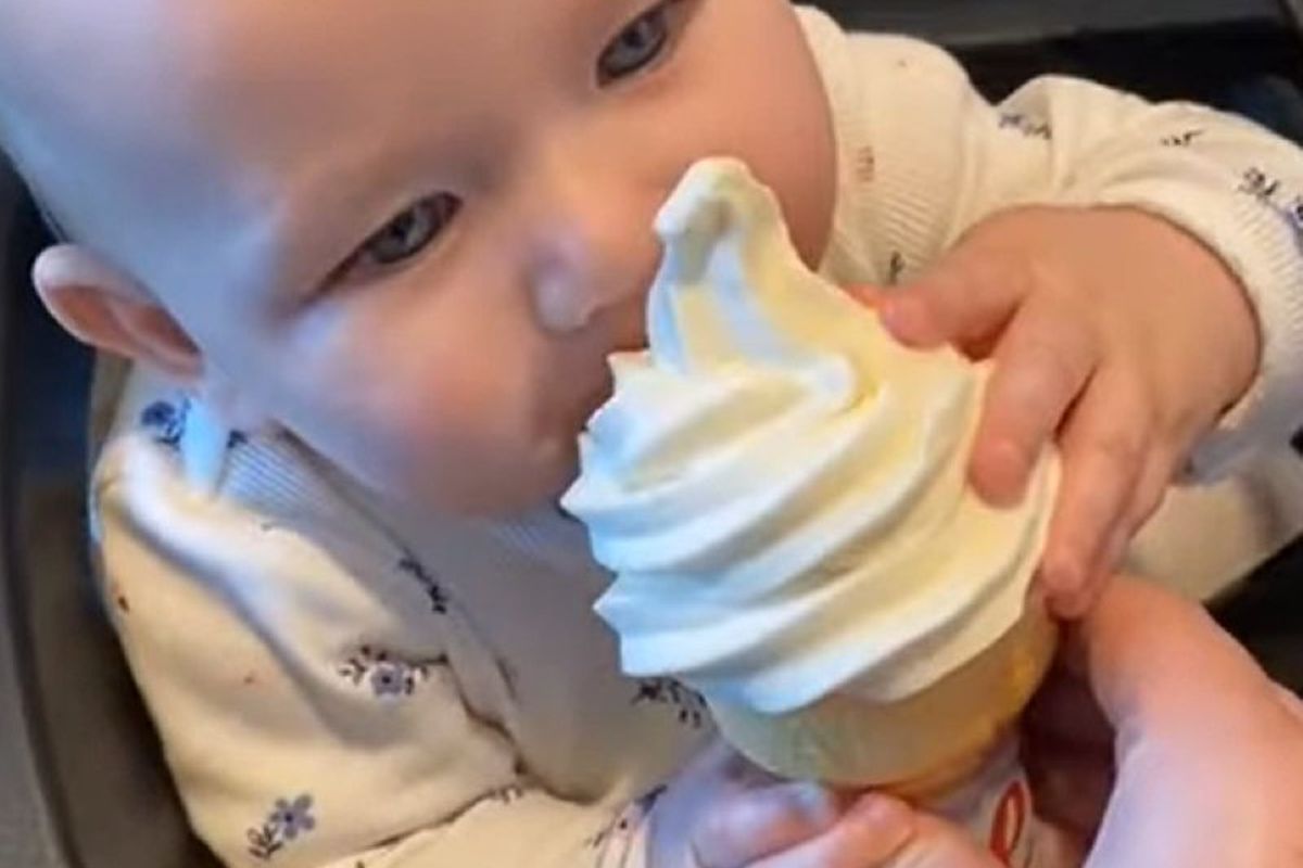 На відео потрапив малюк, який перший раз у житті спробував морозиво. Дивіться на його реакцію.