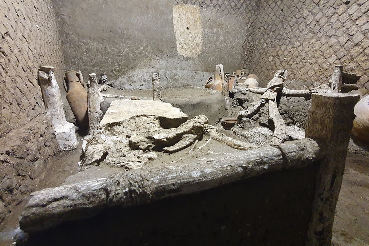 У Помпеях розкопали кімнату рабів, що чудово збереглася. Нова знахідка дає можливість трохи більше дізнатися про життя рабів.