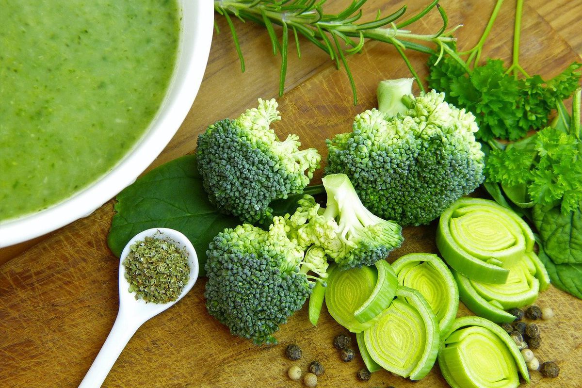 Правила додавання зелені в суп для збереження кольору: як не переварити і залишити яскравою. Рятуємо зелень у супі від сірості.