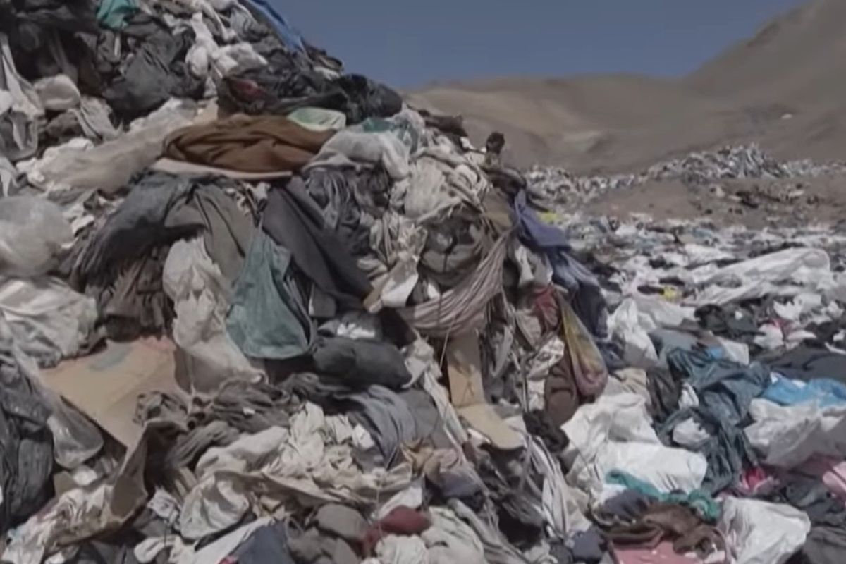 Пустеля в Чилі перетворилася на гігантське звалище старого одягу. Гори сміття продовжать рости, якщо "швидка мода" залишиться у тренді.