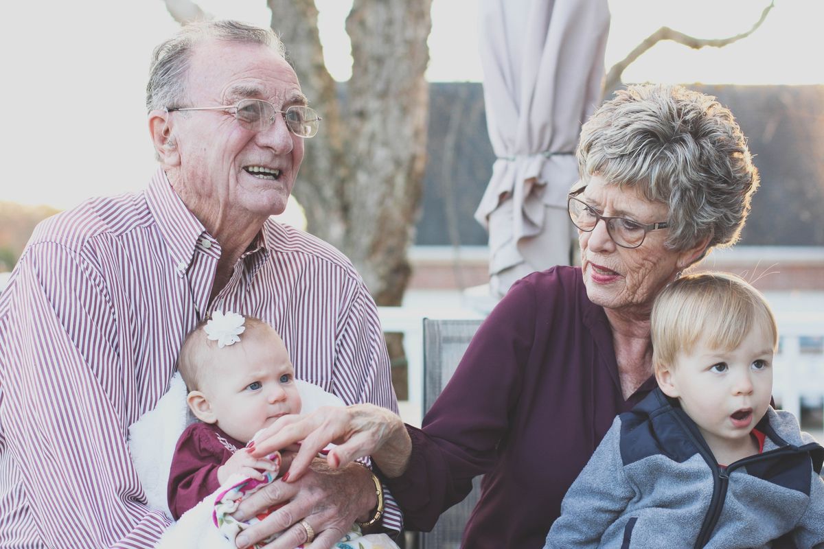 Яким чином онуки можуть зробити життя своїх дідусів та бабусь довшим. Наявність онуків дає можливість літнім людям жити довше.