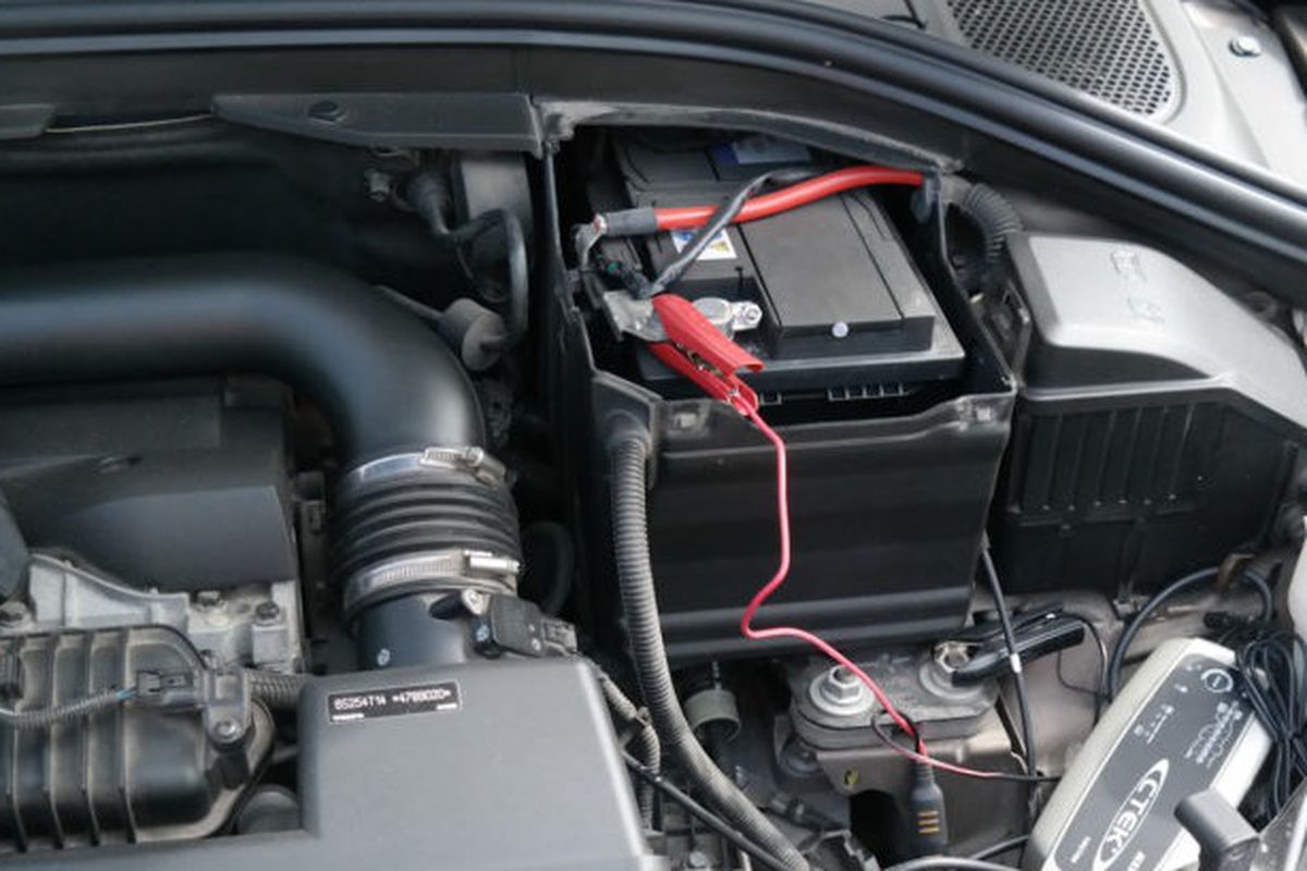 Коли потрібно обов'язково перевіряти акумулятор автомобіля: 7 факторів ризику. Декілька порад водіям.