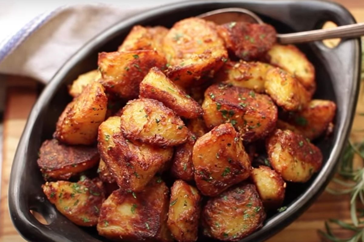 Хрустка і ароматна запечена картопля з розмарином — такої ви ще не куштували. Неймовірна смакота!