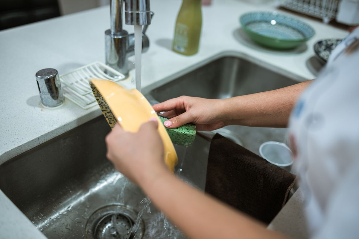 Ефективні домашні засоби для миття посуду власноруч. Дешеві способи усунути забруднення.