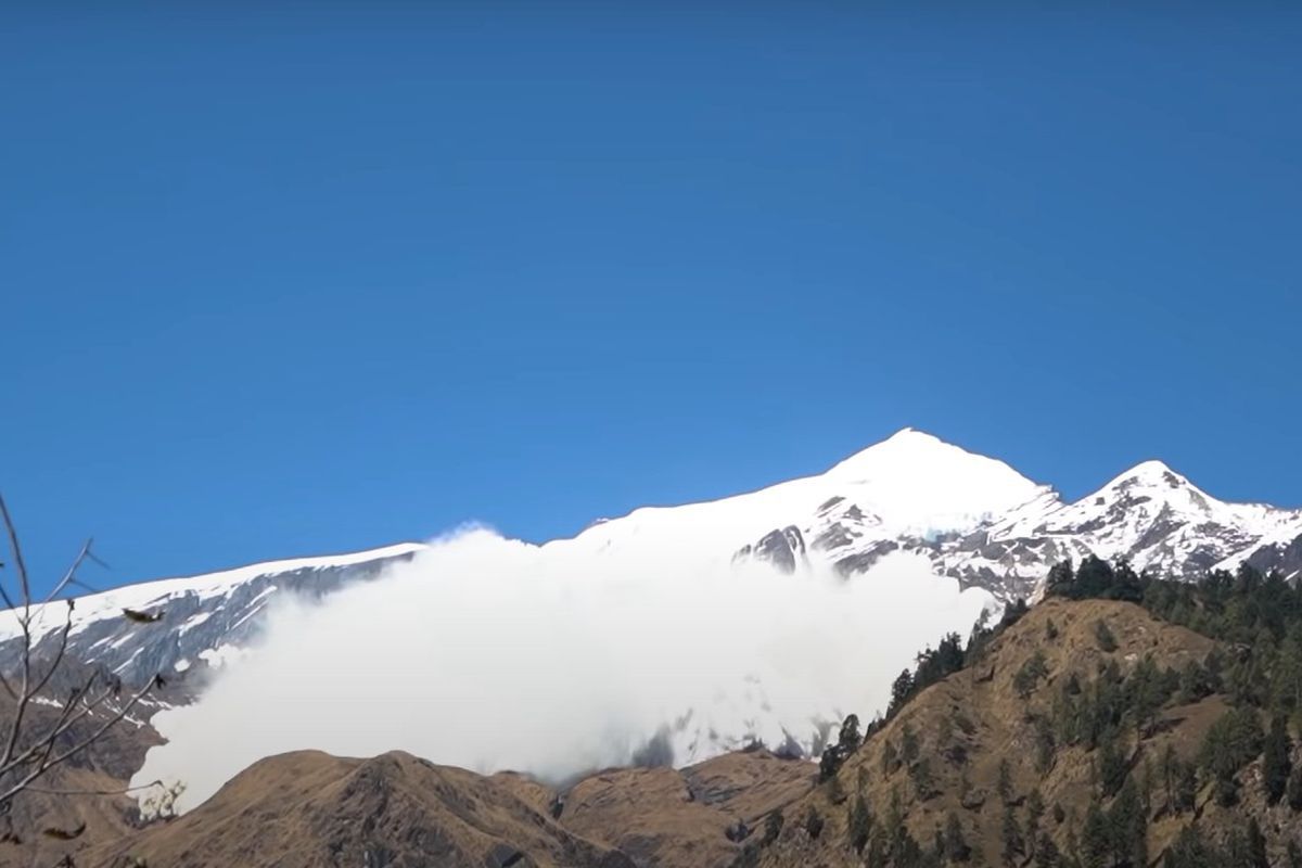 Блогер зняв на відео сходження величезної лавини в Гімалаях. Автор захопливих кадрів терпів до останнього, але таки ретирувався.