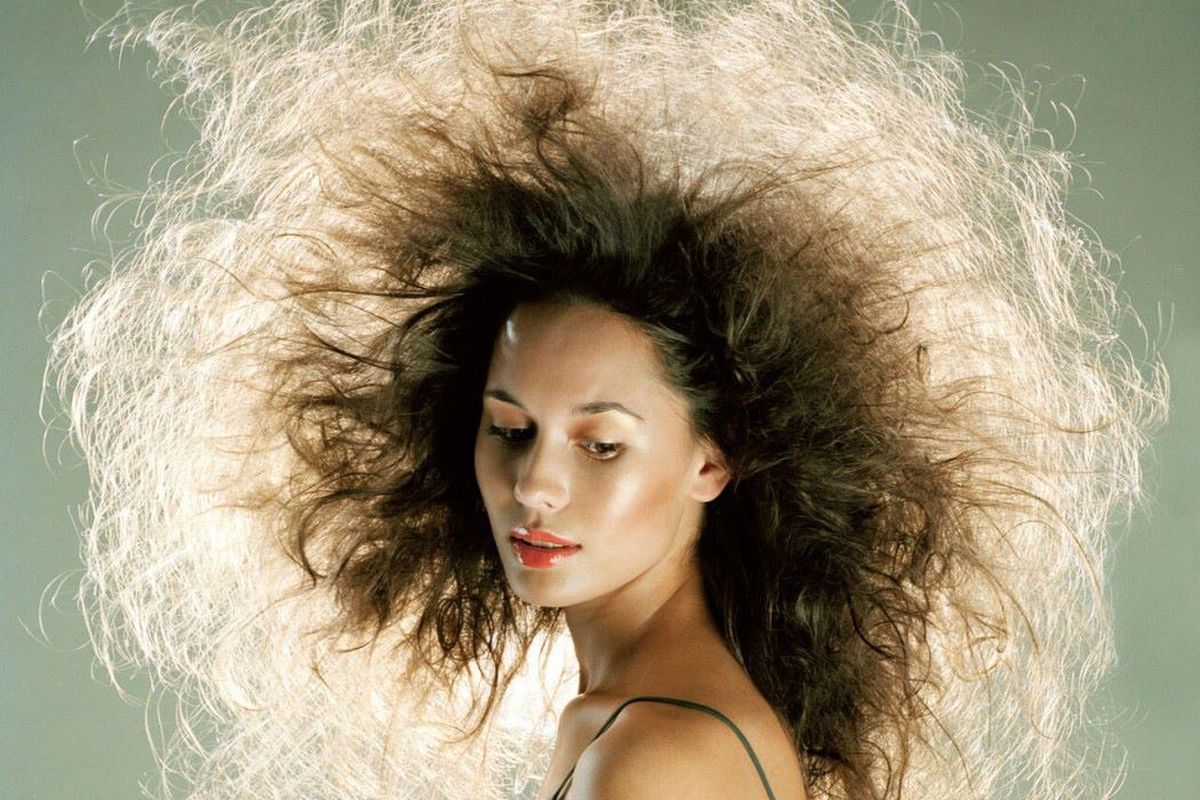 Головні поради по догляду за волоссям, щоб воно не електризувалося. 5 важливих правил.
