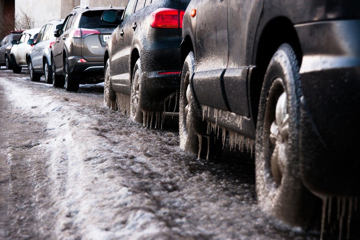 Експерти нагадали водіям, що не можна робити з автомобілем взимку. Догляд за машиною в холодний період потребує дотримання деяких обмежень.