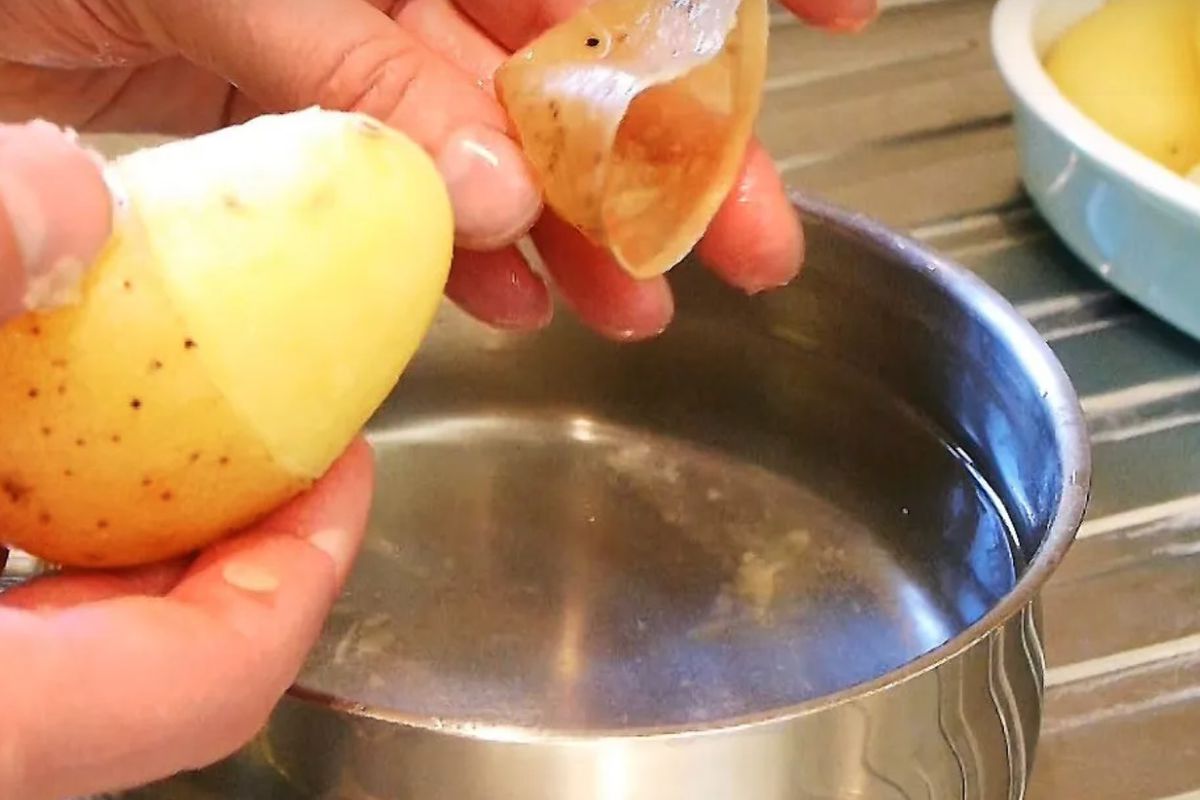 Картоплю "в мундирі" можна з легкістю очистити за 2 секунди — геніальний спосіб. Чистити варену картоплю — справа не така вже й захоплююча.