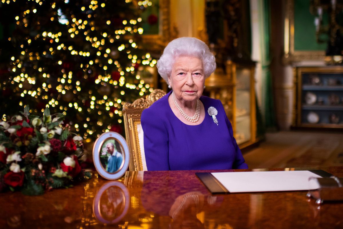 Навіщо королева Єлизавета II зважує гостей до та після різдвяного обіду. Це робиться зовсім невипадково.