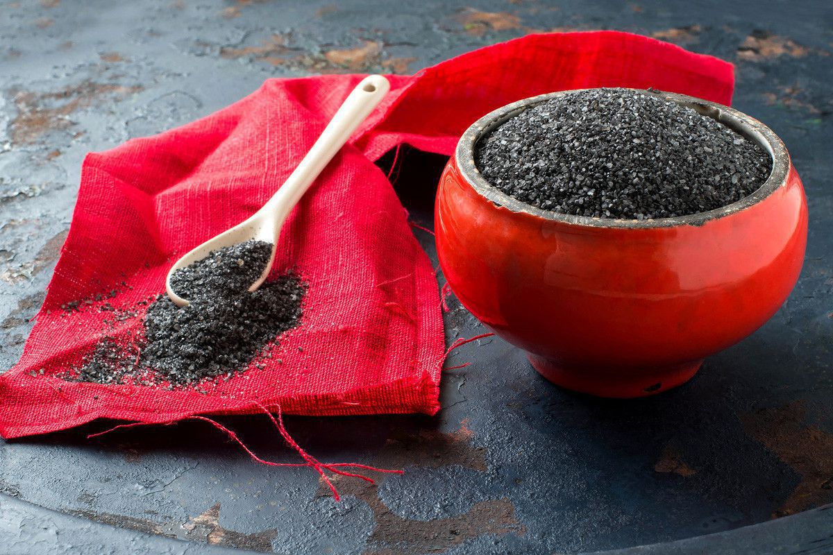 Як правильно використовувати чорну сіль і чим вона корисна для організму. Чорна сіль має нестандартний склад і певні корисні властивості.