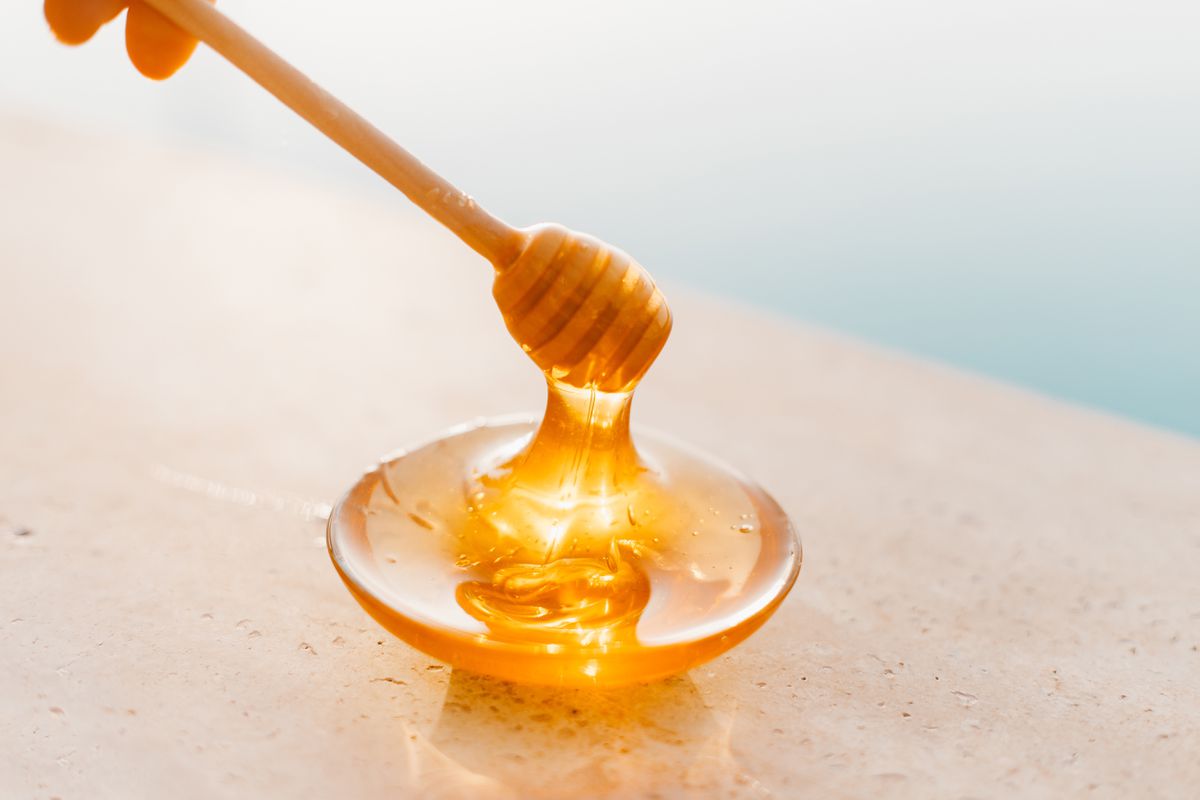 Лікарі назвали помилку, якої найчастіше припускаються люди під час вживання меду. Часто люди вживають мед неправильно.