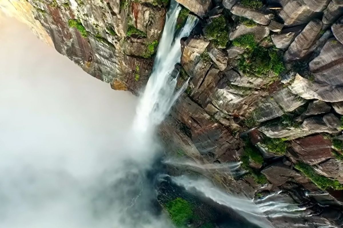 Найвищий у світі водоспад Анхель зняли з дрона. Аж дух захоплює.